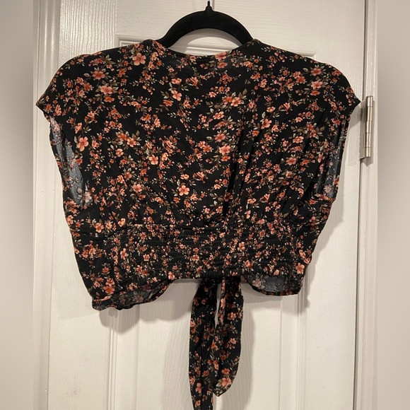 American Eagle Size S Black Floral Cap Sleeve Front Tie Smocked Waist Crop Top - Picture 9 of 11